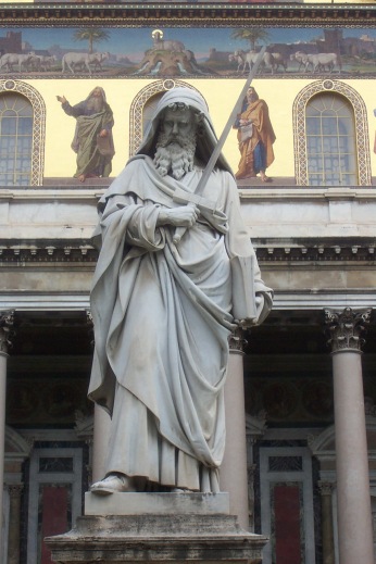 Statue de saint Paul devant la façade de la basilique